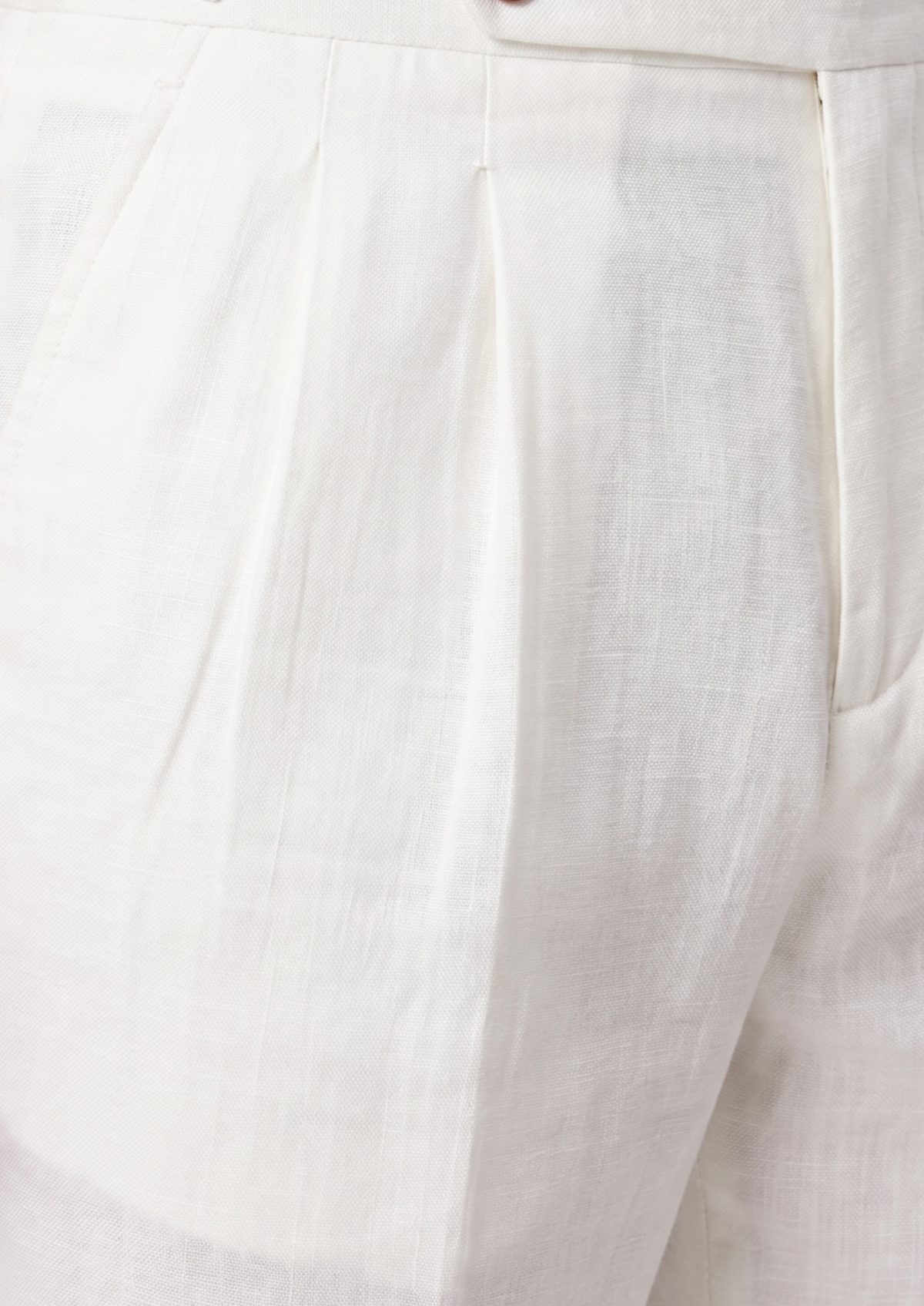 White Pleated Linen Seaside Shorts | Auremmont